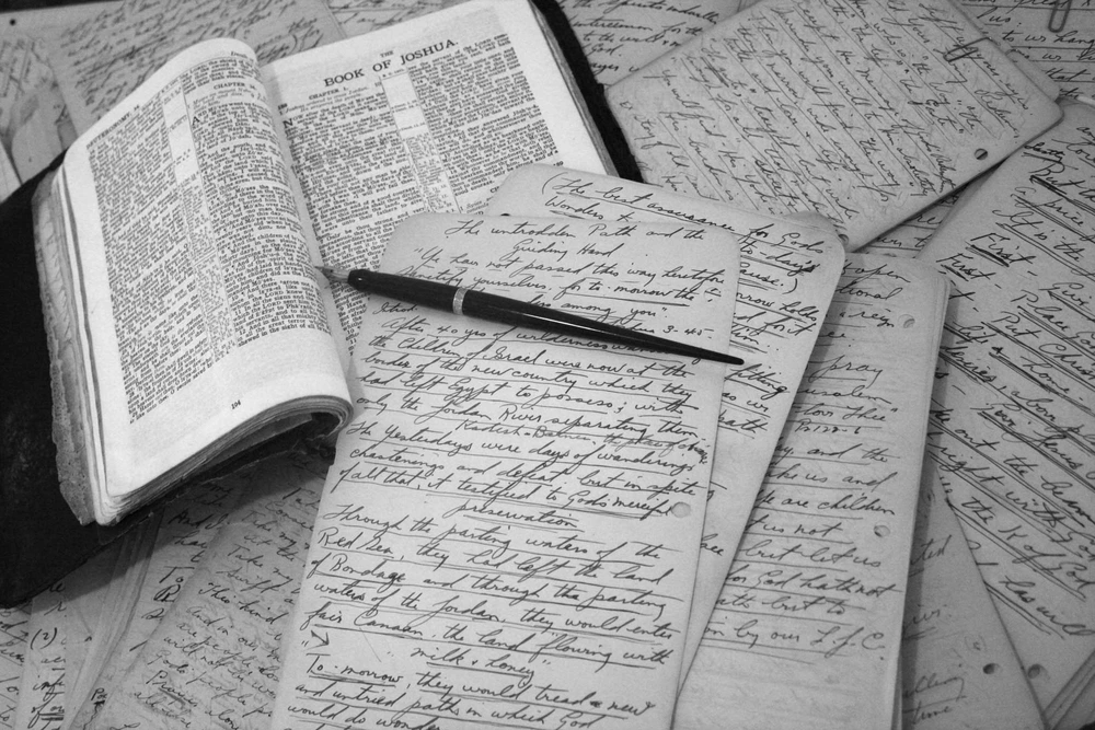 Notizzettel, Skizzen und handgeschriebene Hinweise auf einem Tisch. Symbolbild für das Story- und Rätsel-Design-Team von i-Detect, Entwickler interaktiver Online Escape Games.